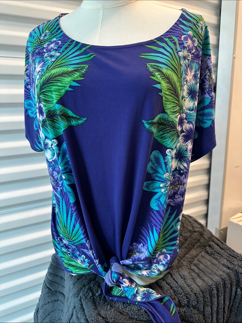 Dressbarn woman's top 1X blue multi-colored